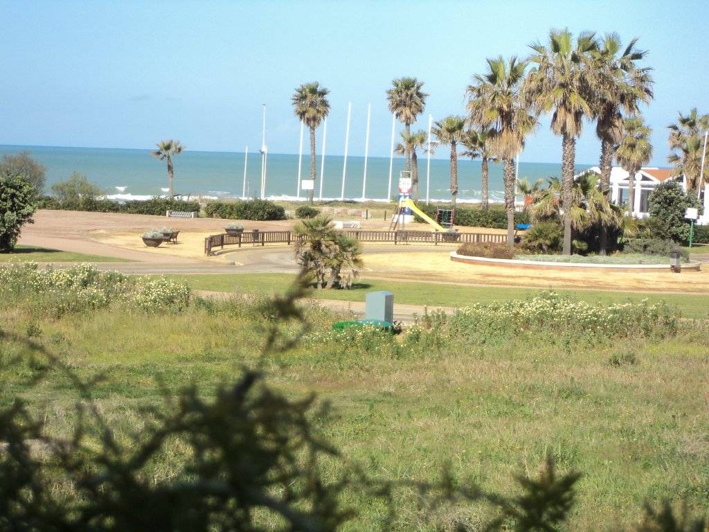 Se alquila piso de vacaciones de 2 dormitorios y 2 baños en Res. Playa del Infante de Costa Ballena con garaje y piscina y jardín comunitarios