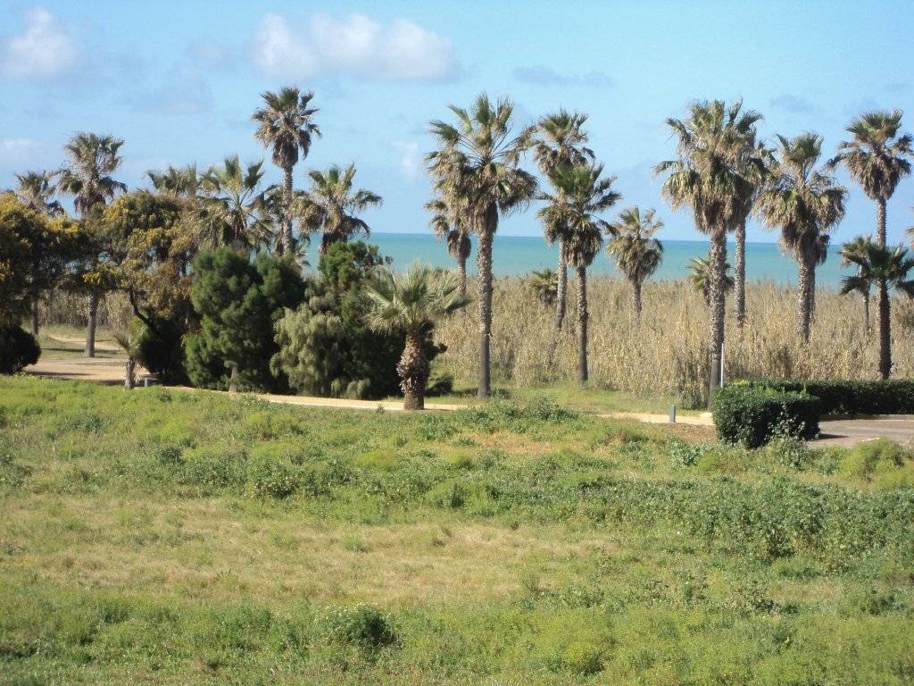 Se alquila piso de vacaciones de 2 dormitorios y 2 baños en Res. Playa del Infante de Costa Ballena con garaje y piscina y jardín comunitarios