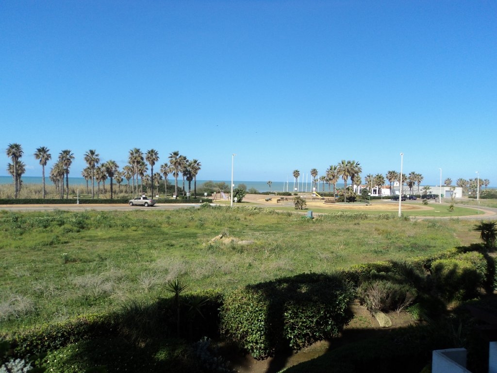 Se alquila piso de vacaciones de 2 dormitorios y 2 baños en Res. Playa del Infante de Costa Ballena con garaje y piscina y jardín comunitarios