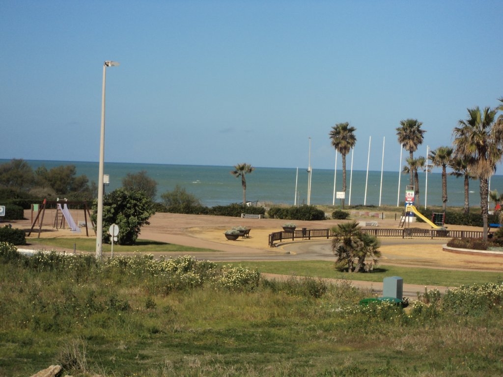 Se alquila piso de vacaciones de 2 dormitorios y 2 baños en Res. Playa del Infante de Costa Ballena con garaje y piscina y jardín comunitarios