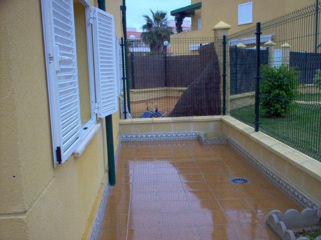 Se alquila adosado de vacaciones de 2 dormitorios y 1 baño en Res. Tartessos de Costa Ballena con garaje y piscina y jardín comunitarios