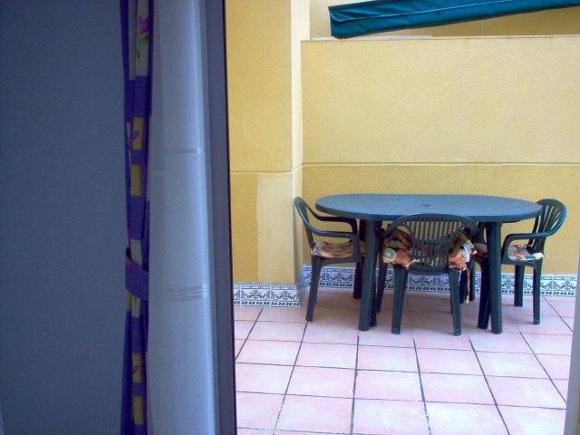 Se alquila adosado de vacaciones de 2 dormitorios y 1 baño en Res. Tartessos de Costa Ballena con garaje y piscina y jardín comunitarios