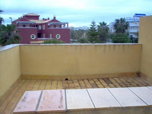 Se alquila adosado de vacaciones de 2 dormitorios y 1 baño en Res. Tartessos de Costa Ballena con garaje y piscina y jardín comunitarios