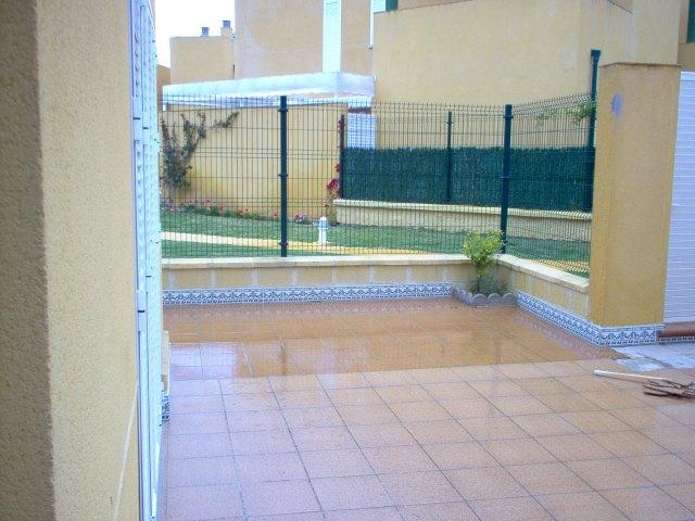 Se alquila adosado de vacaciones de 2 dormitorios y 1 baño en Res. Tartessos de Costa Ballena con garaje y piscina y jardín comunitarios