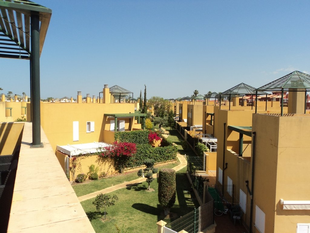 Se alquila adosado de vacaciones de 3 dormitorios y 2 baños en Res. Tartessos de Costa Ballena con garaje y piscina y jardín comunitarios