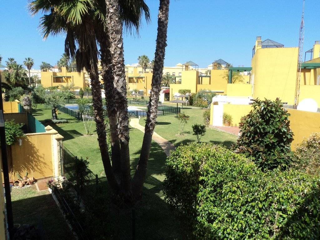 Se alquila adosado de vacaciones de 3 dormitorios y 2 baños en Res. Tartessos de Costa Ballena con garaje y piscina y jardín comunitarios