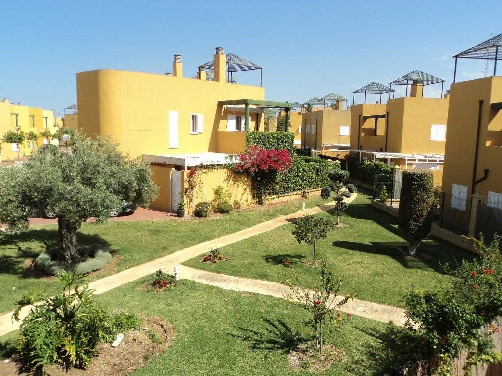 Se alquila adosado de vacaciones de 3 dormitorios y 2 baños en Res. Tartessos de Costa Ballena con garaje y piscina y jardín comunitarios