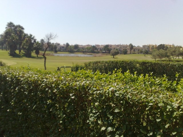 Se alquila piso de vacaciones de 2 dormitorios y 2 baños en Res. Torresalada II de Costa Ballena con garaje y piscina y jardín comunitarios