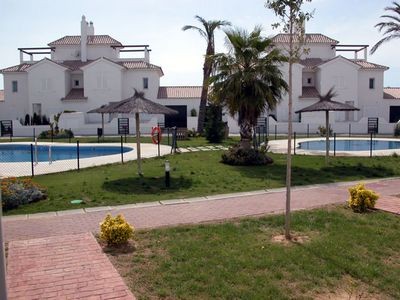 Se alquila piso de vacaciones de 2 dormitorios y 2 baños en Res. Arce Golf de Costa Ballena con garaje y piscina y jardín comunitarios