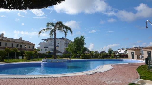 Se alquila piso ático de vacaciones de 2 dormitorios y 2 baños en Res. Nuevo Oasis del Sur III de Costa Ballena con garaje y piscina y jardín comunitarios