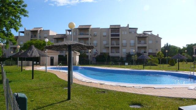 Se alquila piso ático de vacaciones de 2 dormitorios y 2 baños en Res. Nuevo Oasis del Sur III de Costa Ballena con garaje y piscina y jardín comunitarios