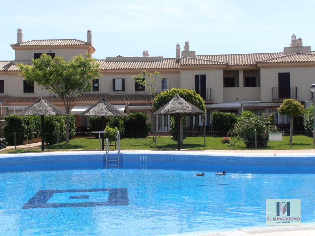 Se alquila adosado de vacaciones de 2 dormitorios y 1 baño en Res. Nuevo Oasis del Sur III de Costa Ballena con garaje y piscina y jardín comunitarios