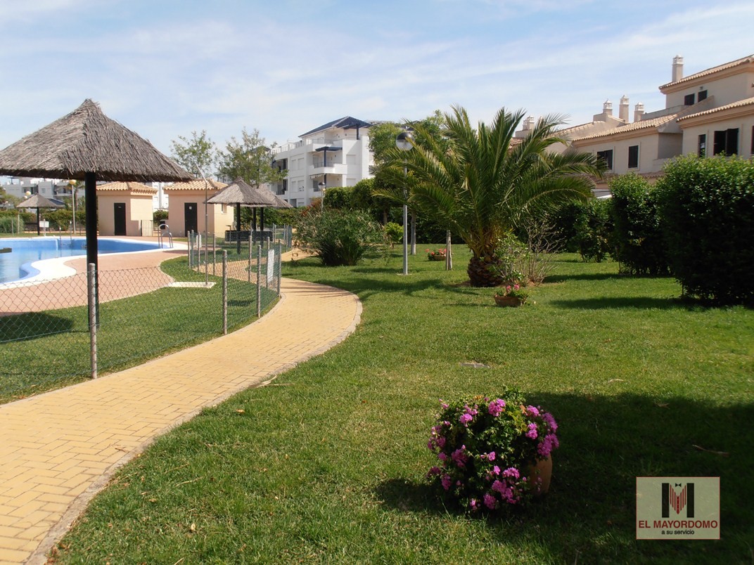 Se alquila adosado de vacaciones de 2 dormitorios y 1 baño en Res. Nuevo Oasis del Sur III de Costa Ballena con garaje y piscina y jardín comunitarios