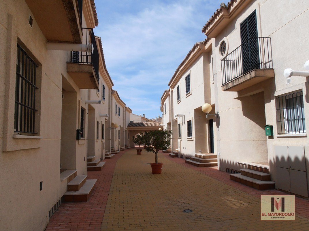 Se alquila adosado de vacaciones de 2 dormitorios y 1 baño en Res. Nuevo Oasis del Sur III de Costa Ballena con garaje y piscina y jardín comunitarios