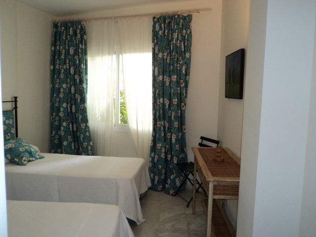 Se alquila piso de vacaciones de 2 dormitorios y 2 baños en Res. Playa del Infante de Costa Ballena con garaje y piscina y jardín comunitarios