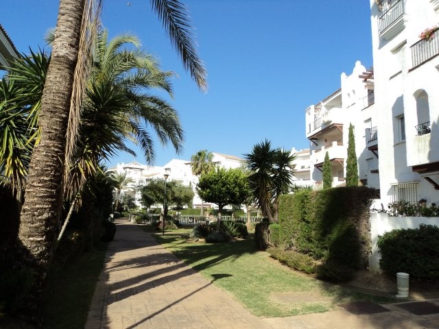 Se alquila piso de vacaciones de 3 dormitorios y 2 baños en Res. Playa del Infante de Costa Ballena con garaje y piscina y jardín comunitarios