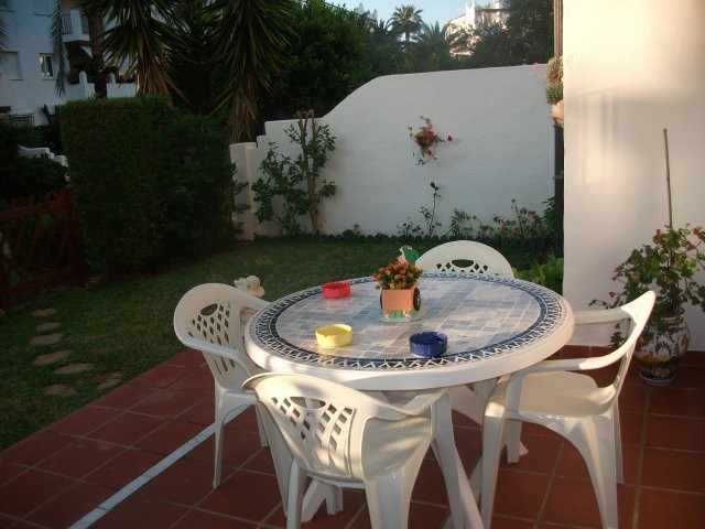 Se alquila piso de 3 dormitorios y 1 baño en Res. Las Dunas I-II de Costa Ballena con garaje y piscina y jardín comunitarios