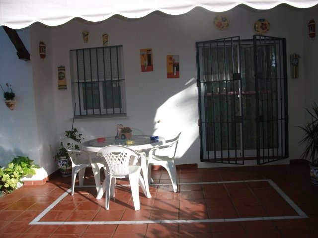 Se alquila piso de 3 dormitorios y 1 baño en Res. Las Dunas I-II de Costa Ballena con garaje y piscina y jardín comunitarios