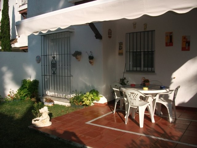 Se alquila piso de 3 dormitorios y 1 baño en Res. Las Dunas I-II de Costa Ballena con garaje y piscina y jardín comunitarios