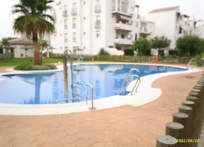 Se alquila piso de 3 dormitorios y 1 baño en Res. Las Dunas I-II de Costa Ballena con garaje y piscina y jardín comunitarios