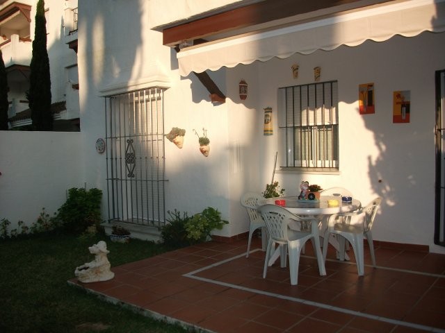 Se alquila piso de 3 dormitorios y 1 baño en Res. Las Dunas I-II de Costa Ballena con garaje y piscina y jardín comunitarios