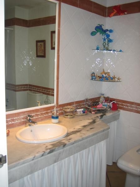 Se alquila piso de 2 dormitorios y 1 baño en Res. Marina Golf de Costa Ballena con garaje y piscina y jardín comunitarios