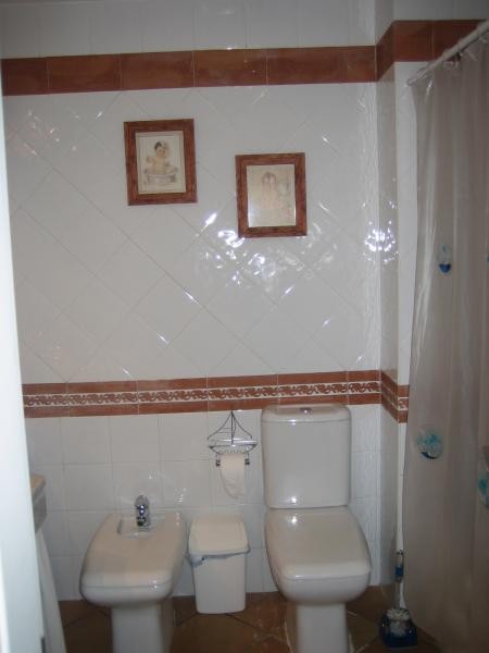 Se alquila piso de 2 dormitorios y 1 baño en Res. Marina Golf de Costa Ballena con garaje y piscina y jardín comunitarios