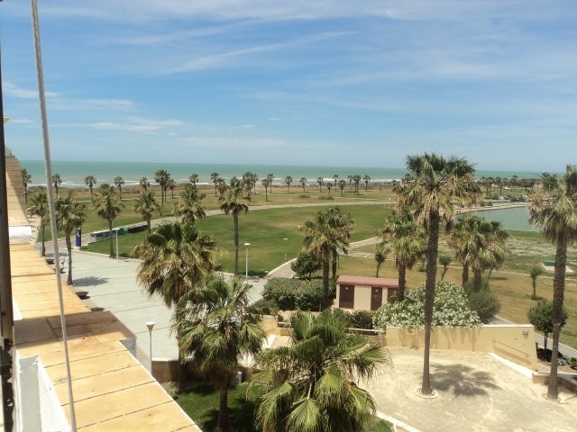 Se alquila piso dúplex de vacaciones de 3 dormitorios y 2 baños en Res. Plaza del Mar de Costa Ballena con garaje y piscina y jardín comunitarios