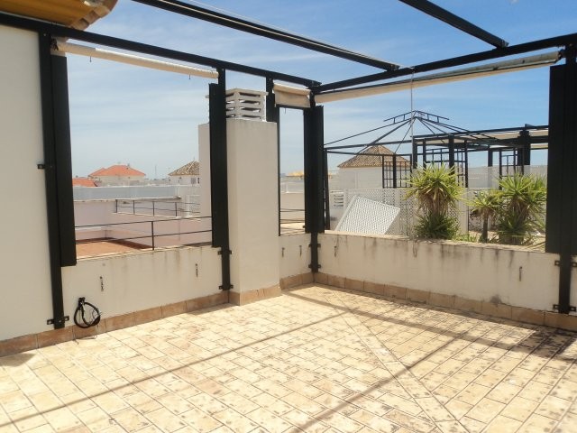 Se alquila piso dúplex de vacaciones de 3 dormitorios y 2 baños en Res. Plaza del Mar de Costa Ballena con garaje y piscina y jardín comunitarios