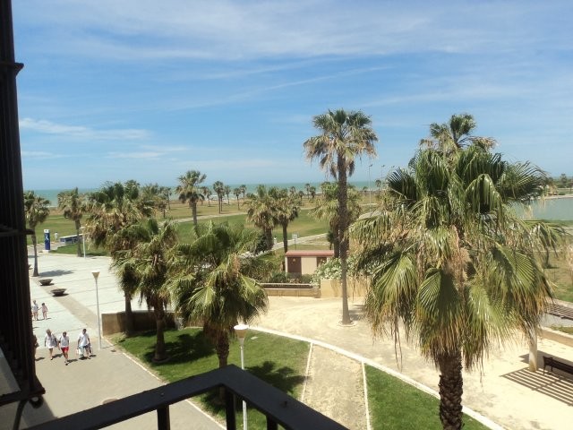 Se alquila piso dúplex de vacaciones de 3 dormitorios y 2 baños en Res. Plaza del Mar de Costa Ballena con garaje y piscina y jardín comunitarios