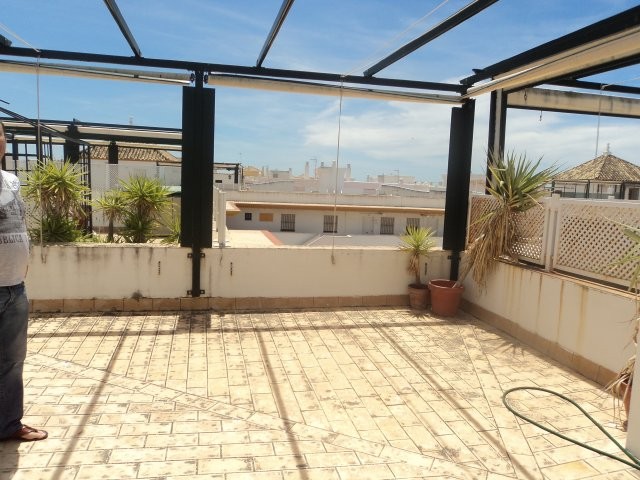 Se alquila piso dúplex de vacaciones de 3 dormitorios y 2 baños en Res. Plaza del Mar de Costa Ballena con garaje y piscina y jardín comunitarios