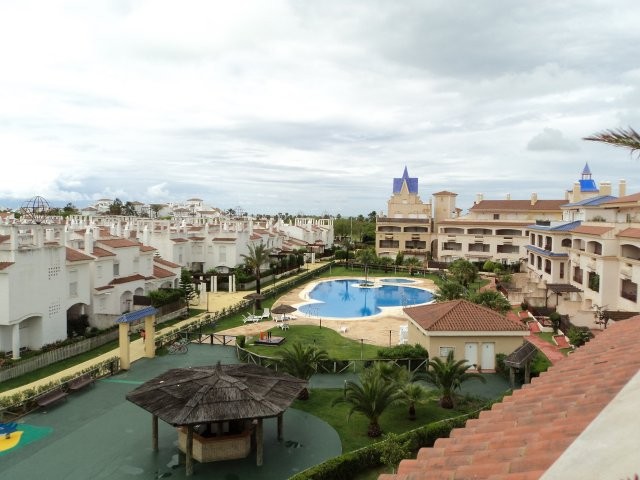 Se vende piso ático de 2 dormitorios y 2 baños en Res. Paraíso Playa de Costa Ballena con garaje  y trastero y piscina y jardín comunitarios