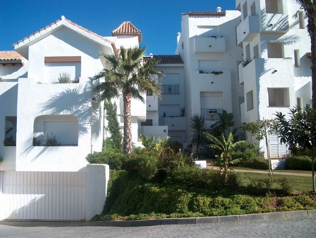 Se alquila piso de vacaciones de 2 dormitorios y 2 baños en Res. Playa del Infante de Costa Ballena con garaje y piscina y jardín comunitarios