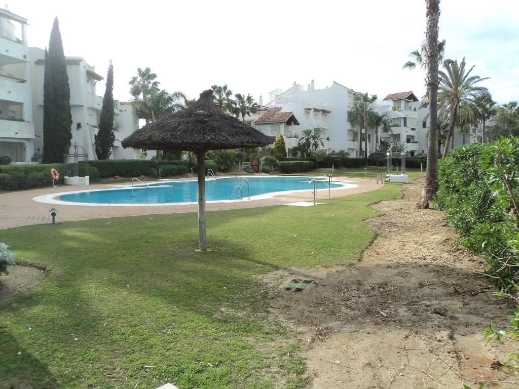 Se alquila piso de vacaciones de 2 dormitorios y 2 baños en Res. Playa del Infante de Costa Ballena con garaje y piscina y jardín comunitarios