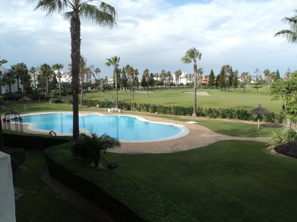 Se alquila piso de vacaciones de 2 dormitorios y 2 baños en Res. Playa del Infante de Costa Ballena con garaje y piscina y jardín comunitarios