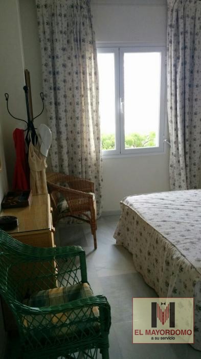 Se alquila piso de vacaciones de 3 dormitorios y 2 baños en Res. Playa del Infante de Costa Ballena con garaje y piscina y jardín comunitarios