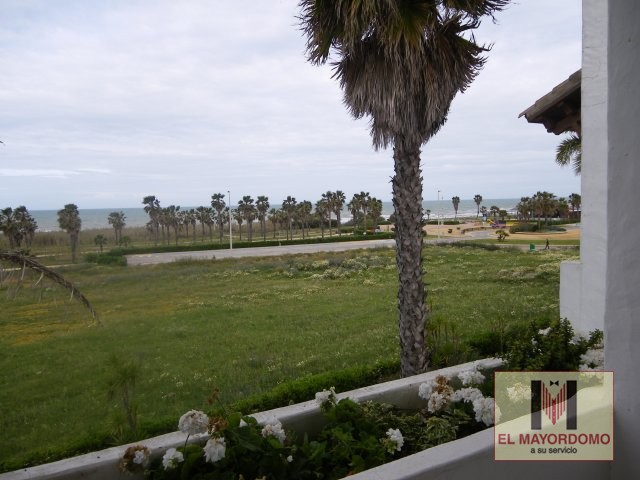 Se alquila piso de vacaciones de 3 dormitorios y 2 baños en Res. Playa del Infante de Costa Ballena con garaje y piscina y jardín comunitarios