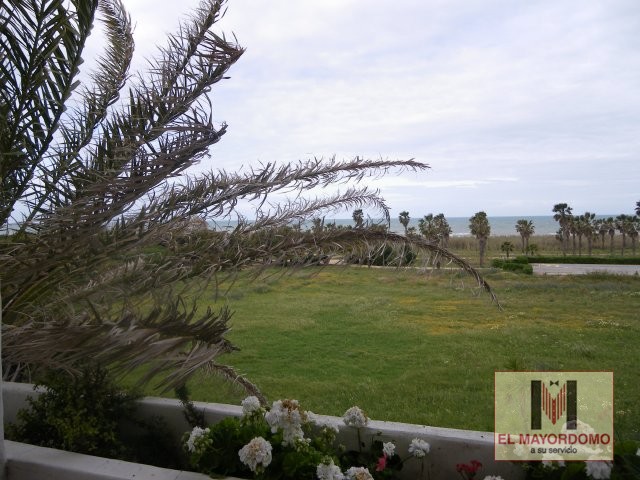 Se alquila piso de vacaciones de 3 dormitorios y 2 baños en Res. Playa del Infante de Costa Ballena con garaje y piscina y jardín comunitarios