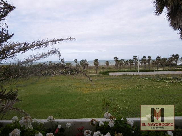 Se alquila piso de vacaciones de 3 dormitorios y 2 baños en Res. Playa del Infante de Costa Ballena con garaje y piscina y jardín comunitarios