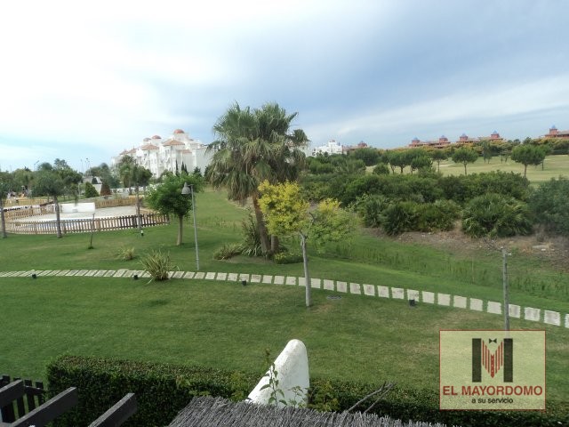 Se alquila adosado de vacaciones de 3 dormitorios y 2 baños en Res. Los Ánsares de Costa Ballena con garaje y piscina y jardín comunitarios