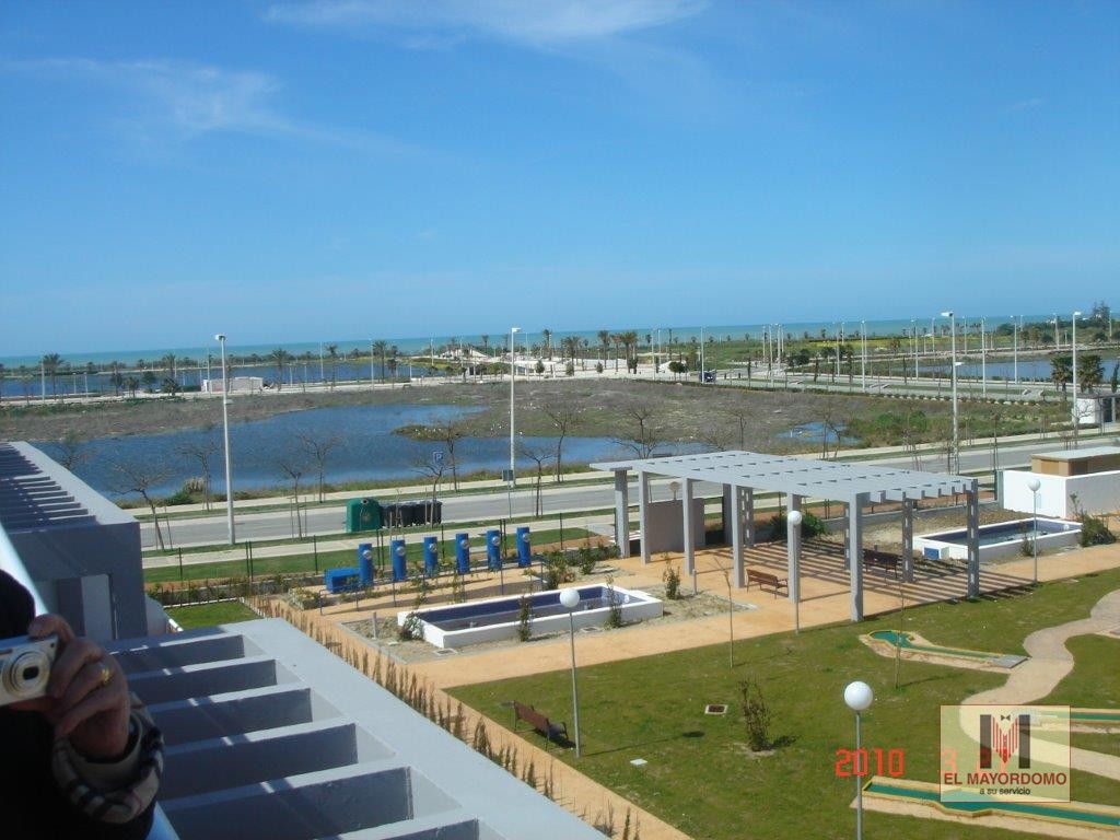 Se alquila piso de vacaciones de 3 dormitorios y 2 baños en Res. 3 Piedras de Costa Ballena - Chipiona con garaje y piscina y jardín comunitarios