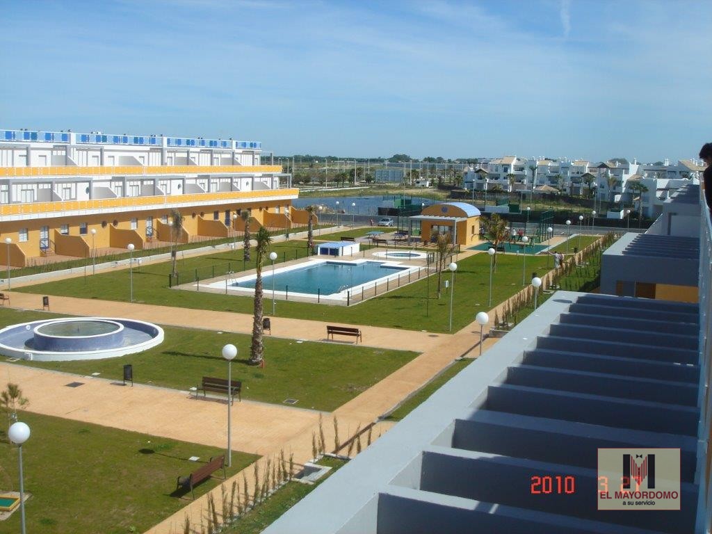 Se alquila piso de vacaciones de 3 dormitorios y 2 baños en Res. 3 Piedras de Costa Ballena - Chipiona con garaje y piscina y jardín comunitarios