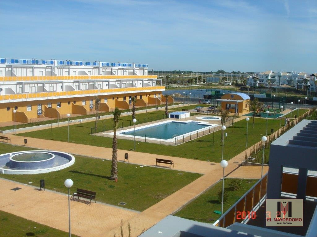 Se alquila piso de vacaciones de 3 dormitorios y 2 baños en Res. 3 Piedras de Costa Ballena - Chipiona con garaje y piscina y jardín comunitarios