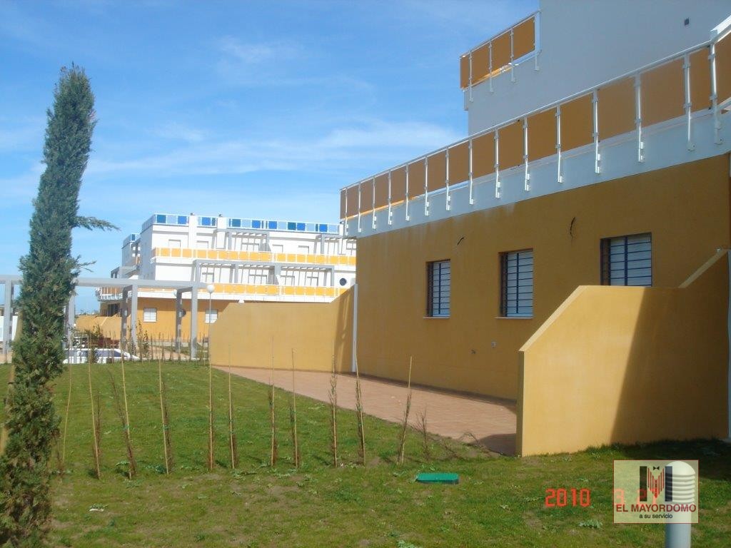 Se alquila piso de vacaciones de 3 dormitorios y 2 baños en Res. 3 Piedras de Costa Ballena - Chipiona con garaje y piscina y jardín comunitarios