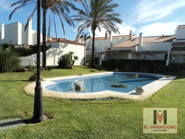 Se alquila piso de vacaciones de 2 dormitorios y 2 baños en Res. Marina Golf de Costa Ballena - Chipiona con garaje y piscina y jardín comunitarios