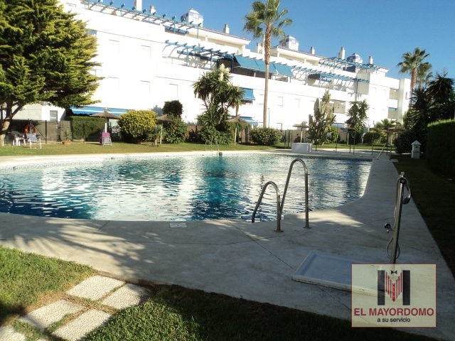 Se alquila piso de vacaciones de 2 dormitorios y 2 baños en Res. Playa Ballena I de Costa Ballena con garaje y piscina y jardín comunitarios