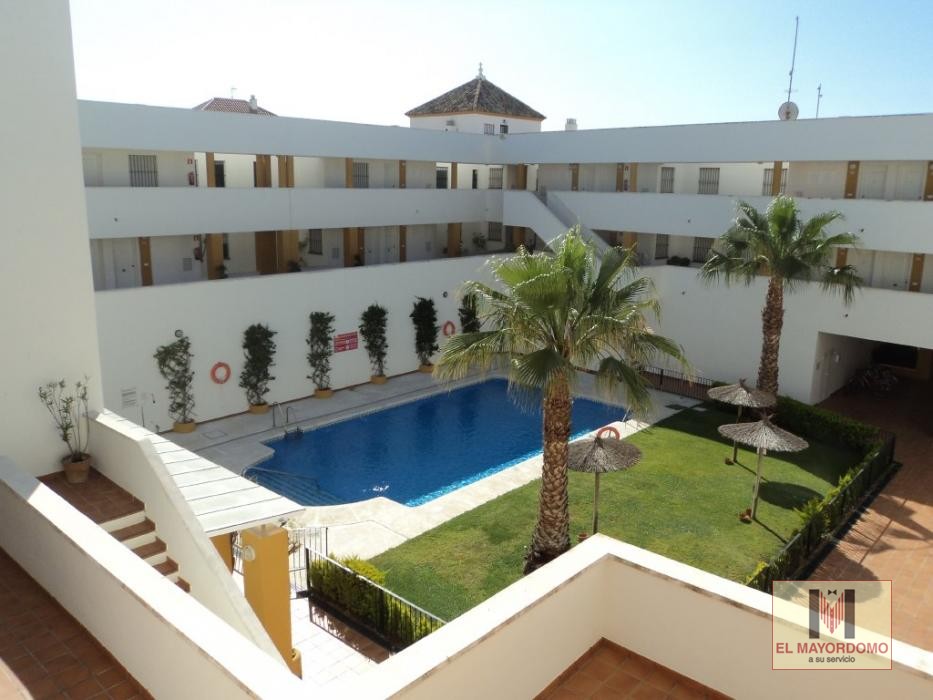 Se alquila piso de vacaciones de 2 dormitorios y 1 baño en Res. Villa del Mar de Costa Ballena con garaje y piscina y jardín comunitarios