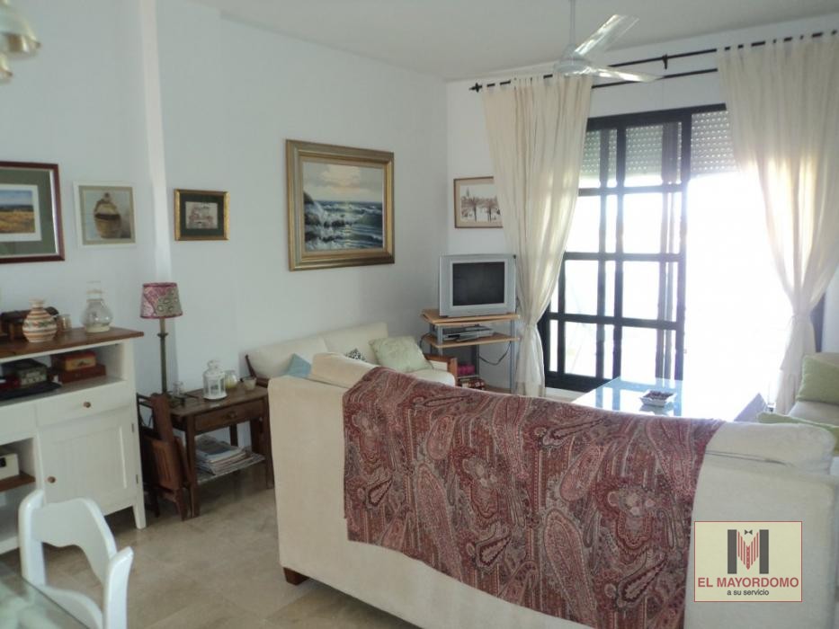 Se alquila piso de vacaciones de 2 dormitorios y 1 baño en Res. Villa del Mar de Costa Ballena con garaje y piscina y jardín comunitarios