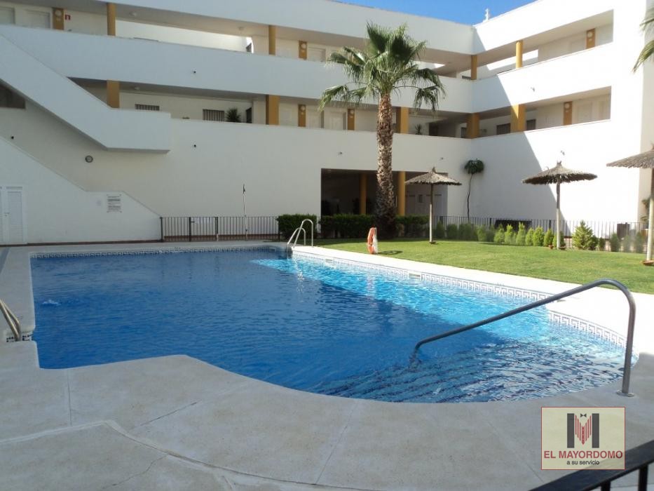 Se alquila piso de vacaciones de 2 dormitorios y 1 baño en Res. Villa del Mar de Costa Ballena con garaje y piscina y jardín comunitarios