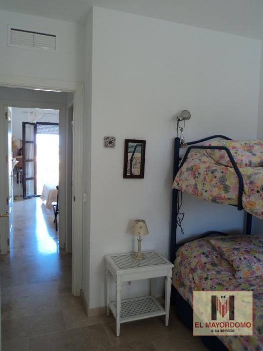 Se alquila piso de vacaciones de 2 dormitorios y 1 baño en Res. Villa del Mar de Costa Ballena con garaje y piscina y jardín comunitarios